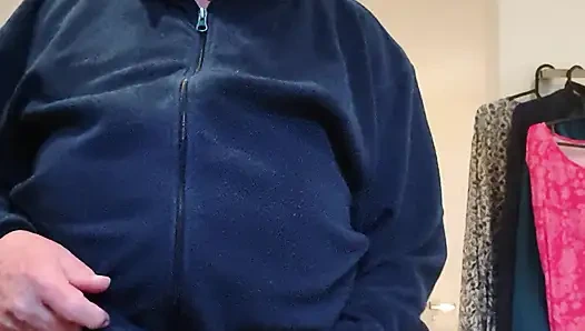 Kıyafetlerini değiştiriyor