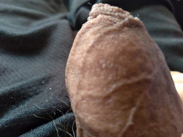 Genç adam büyük penisini büyük bir beceriyle sikiyor