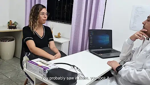 Bir pratisyen hekim tarafından karın bölgesi tıbbi muayenesi.