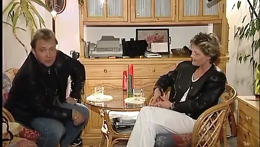 Edepsiz orta yaşlı seksi kadın için büyük yeşil dildo