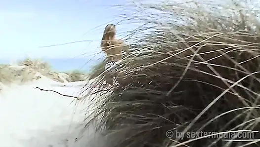 Amatör sarışın Lucy plajda mastürbasyon yapıyor