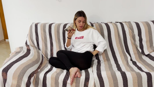 En iyi arkadaşımın kız arkadaşını aradı, amını yalamam ve onu masada sikmem için beni evine gitmeye zorladı, karşı koyamadım