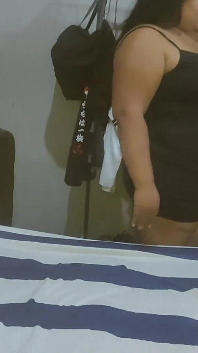 Ключевой момент из "на моей, пока я входю в ее комнату, чтобы увидеть ее раздевается, мне нравится, как эта большая задница и груди смотрят на нее"