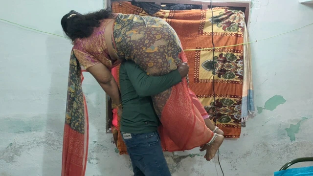 Aynı evde yaşayan Mathvan, ev sahibinin karısını külot giyerken gördü ve onun tadına bakmak istiyor.