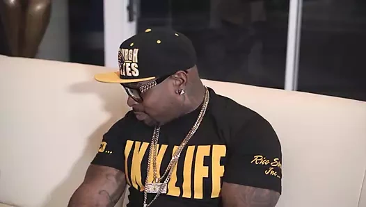 Renkli saçlı büyük götlü zenci rico'nun büyük zenci tarafından sikiliyor