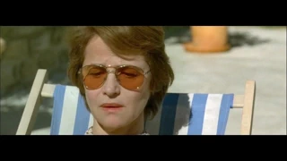 Yüzme havuzunda Ludivine sagnier