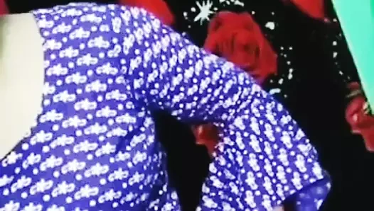 Yenge ji tek başına kendini tatmin ediyor / yenge ji mastürbasyon yapmaya başladı