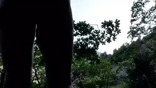 Yaramaz kız ormanda tek başına soyunuyor!!!