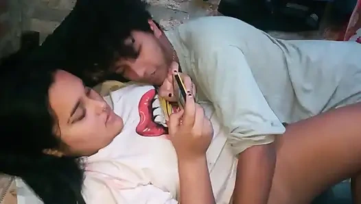 Oyuncu kız vücudunun oynamasını seviyor