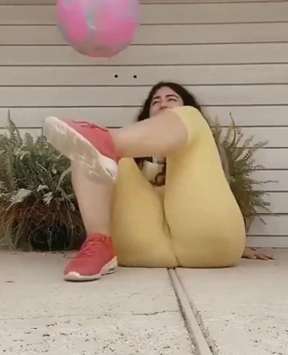 Şişman kedi top oynuyor