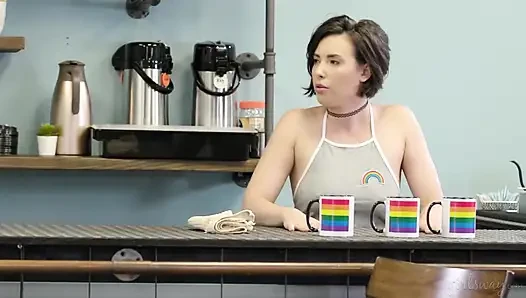 Girlsway - Casey Calvert kafe grand açılışında özel ve müşteriler sıraya girdikçe ücretsiz amcık yeme olanağı sunuyor
