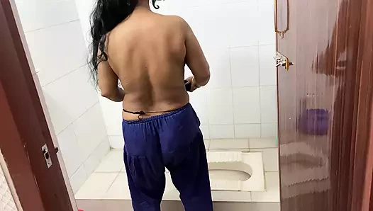 Üvey teyzemi banyoda tek başına banyo yapıyor, ona sarılıyorum ve banyoda sikişmeye başlıyoruz