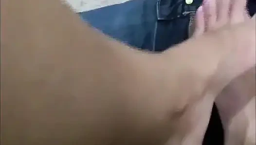 Ayaklı adam yerde yatarken evde ayakla muamele seansı.