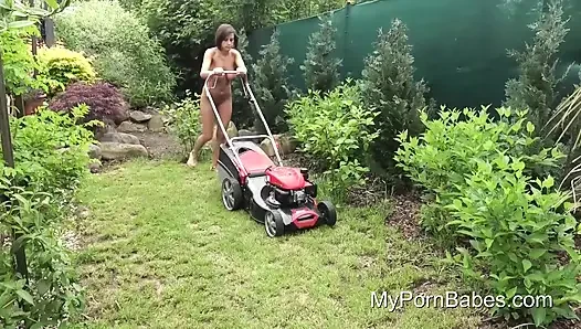 Bahçenin ortasında üç delikli sikiş!