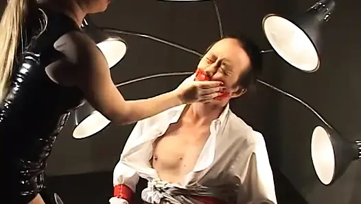 Sarışın sahibe Aiden Starr Asyalı itaatkar adama bazı cbt dersleri veriyor