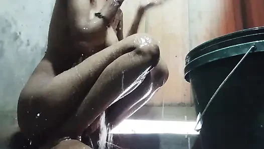 Hintli kadın kıllı siyah amcığını ve sıska götünü gösteren sevgilisi için banyo yapıyor.