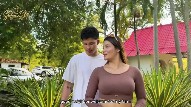 Милфа трахает сына своего соседа на ее заднем дворе