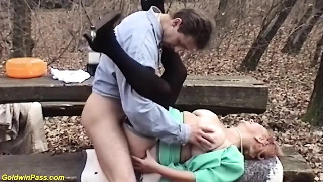 Büyük memeli orta yaşlı seksi kadın doğada sikiliyor