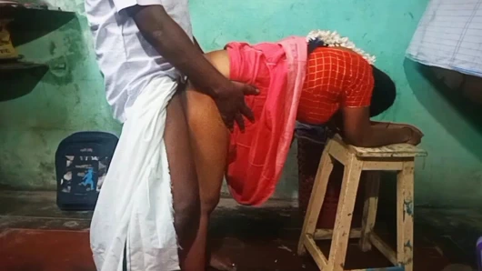 Güzel Tamil üvey teyze çalışanla güzel seks yapıyor