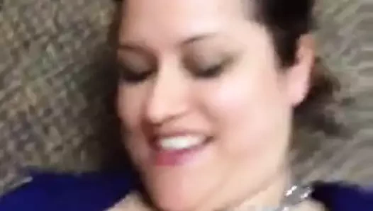 Sıcak esmer milf inliyor ve becerdin alır