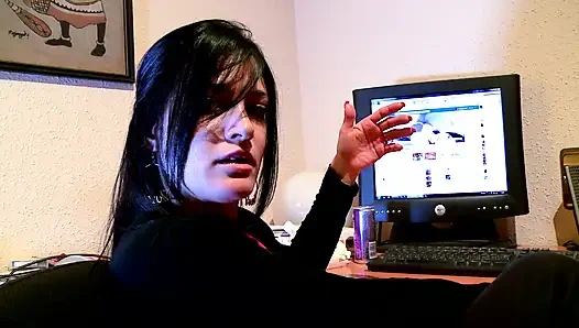 Edepsiz esmer plajda yarak emiyor