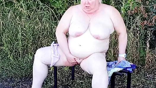 Üvey anne parkta soyunuyor ve bankta mastürbasyon yapıyor