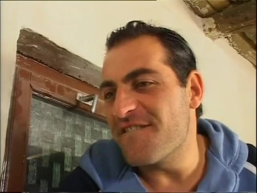 Şişman çiftçi kadın azgın bir adam tarafından ahırda sikiliyor