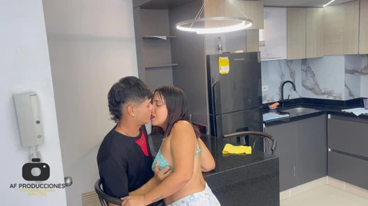 Orta yaşlı seksi üvey anne bir kadınla nasıl gerçekten sikişileceğini öğretiyor ve üvey oğlu onu çok zengin ve sert yakalıyor.