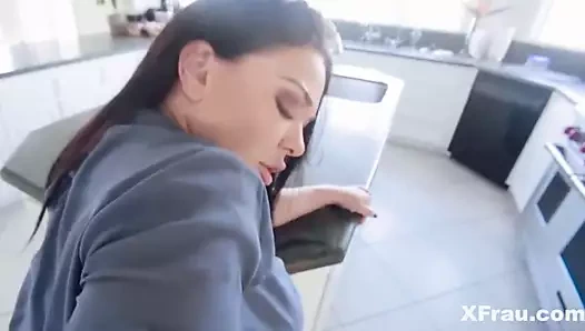 Stiefmutter hat mir gezeigt, wie Frauen fick