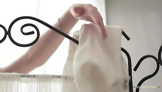 Çarpıcı kız kanepede masaj yapmak ve sikilmek istiyor