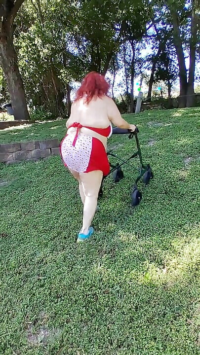 İri güzel hemşire Vicki bikinili takım elbisesiyle hello kitty ile yürüyüşe çıkıyor! Başka ne yapıyor!