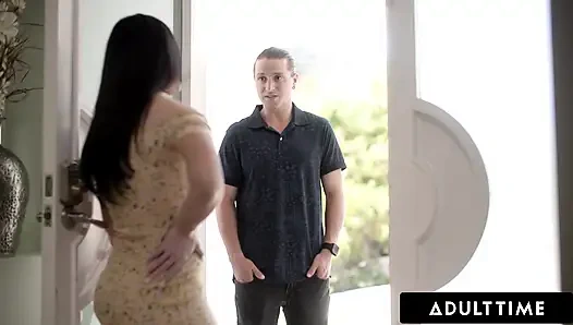 ADULT TIME - hamile orta yaşlı seksi kadın Jennifer White kocası uzaktayken komşusunu sert sikmesi için yalvarıyor