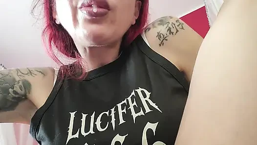 Seni tükürerek, geğirerek ve osuruklarla aşağılıyorum
