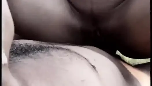 Seksi sarışın arka bahçede götünü siktiriyor