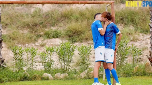 Futbol erkek kardeş yine arkadaşına saldırıyor!