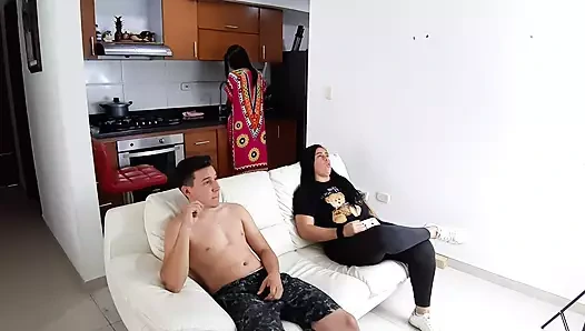 Mutfakta kuzenimin lezzetli amını emiyor, üvey kardeşim fark etmiyor.