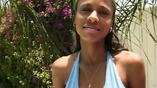 Ateşli zenci genç kız havuz kenarında götünü siktiriyor