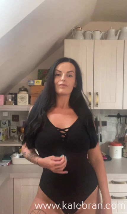 Büyük memeli orta yaşlı seksi kadın tüm sorunlarını unutturacak. Kate Bran