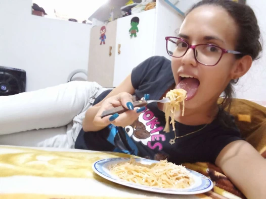 Bekar olduğum için o kadar azıyorum ki bazen sebzeleri sikiyorum ve sonra dölümü yıkamadan yiyorum