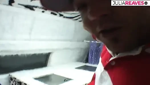 Sıska sarışın sıkı amcığını sektiriyor ve ağzına boşalıyor