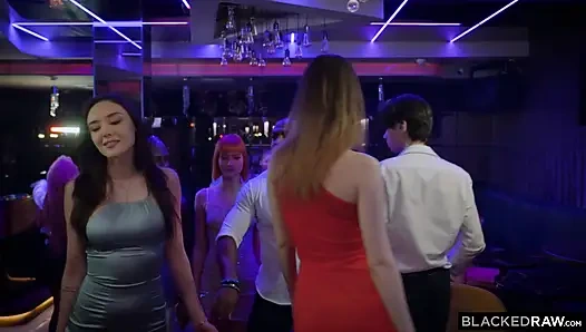 Blackedraw yaramaz en iyi arkadaşlar Dolly Dyson ve Catherine Knight gece geç saatlerde büyük zenci yarağı ile dörtlü sekste sert sikiliyor