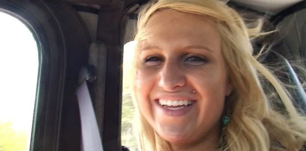 En iyi arkadaşımın büyük götlü sarışın genç kız arkadaşını sikiyorum, bakış açısı