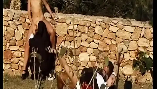 Doğal saçlı esmer Alman genç erkek avcısı açık havada grup sekste sikiliyor