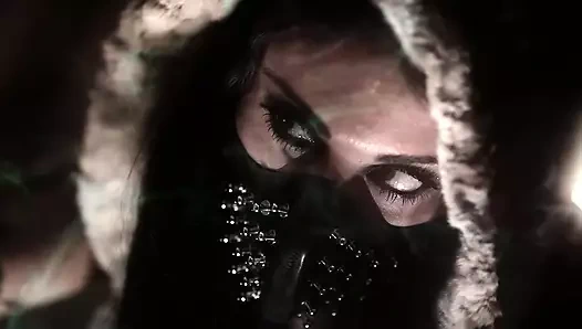 Sürtük iki büyük yarakla sikiliyor ve boşalıyor - softcore