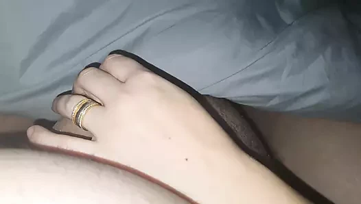 Üvey anne kocasını üvey oğlunun yarağını sıvazlayarak aldatıyor