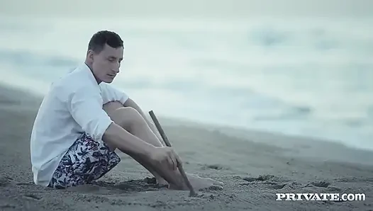 Alexis ve Noemilk şaşırtıcı bir ırklararası üçlü seks yapıyor
