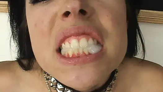 Edepsiz bir esmer için çifte oral seks