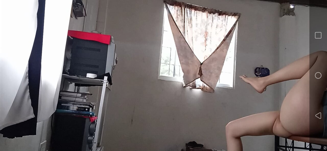 Üvey oğul çıplak yürüyor, taşaklarının büyük götüme vurmasını düşünmeye karşı koyamıyorum. Ateşli orta yaşlı seksi kadın.