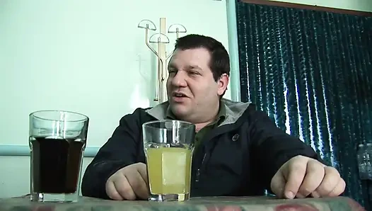 İnanılmaz kıllı genç kız tüylü yaşlı bir domuzun yarağına biniyor