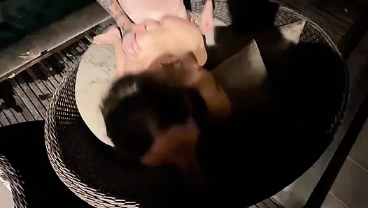 Havuz başında ateşli gavat, evli kadın dövmeli adam tarafından sikiliyor, beklenmedik bir şekilde amına boşalıyor ama bazılarını ağzına saklıyor